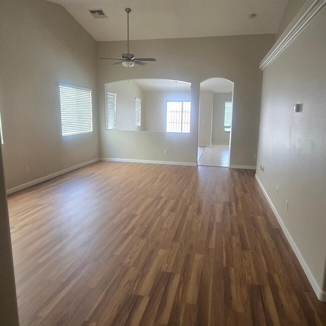 Building Photo - "Beautifully updated 3-Bed, 2-Bath Retreat in Phoenix