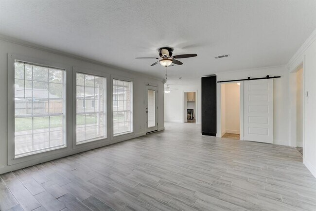 Building Photo - 560 Landfall Ln