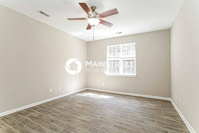 Building Photo - 4 Bedroom Pet-Friendly Home in CHARLOTTE, NC with Main Street Renewal
