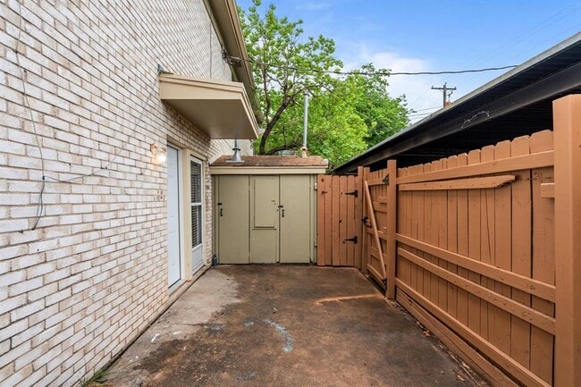 Building Photo - 5802 Belmoor Dr