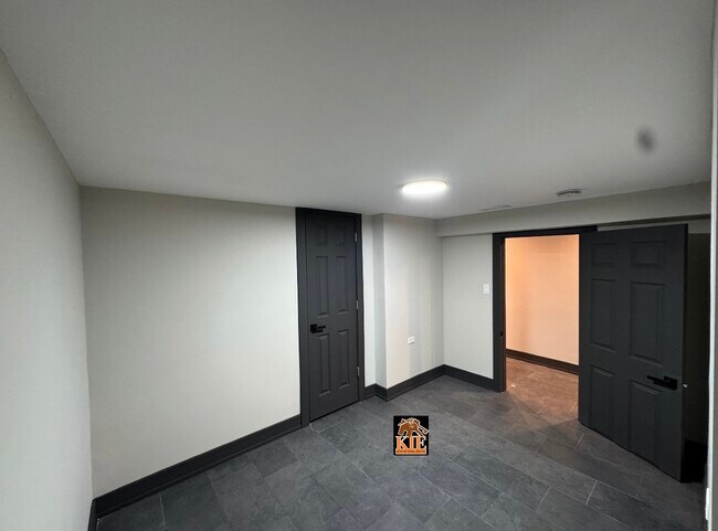 Building Photo - 14527 Irving Ave