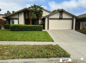 Building Photo - 3+2 Single Story Home w/2 car garage in th...
