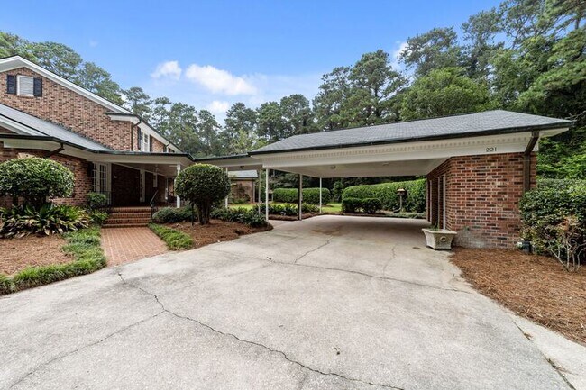 Building Photo - 221 Magnolia Ln