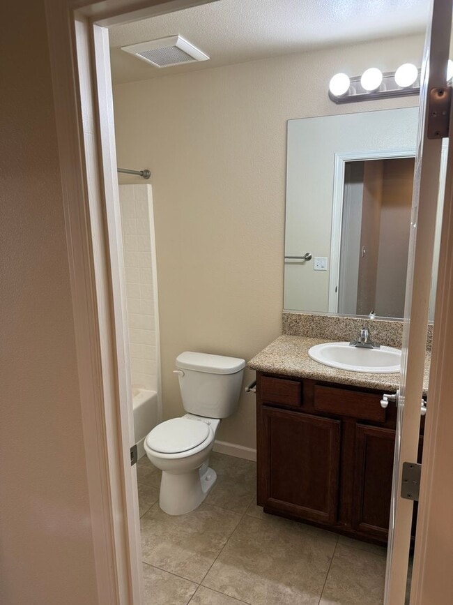 Building Photo - 3-bedroom, 2.5-bathroom townhouse located ...