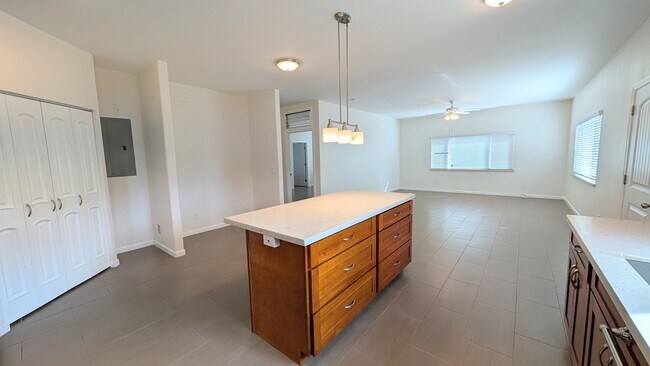 Building Photo - Spacious 4 bed 3 bath home near Diamond Head