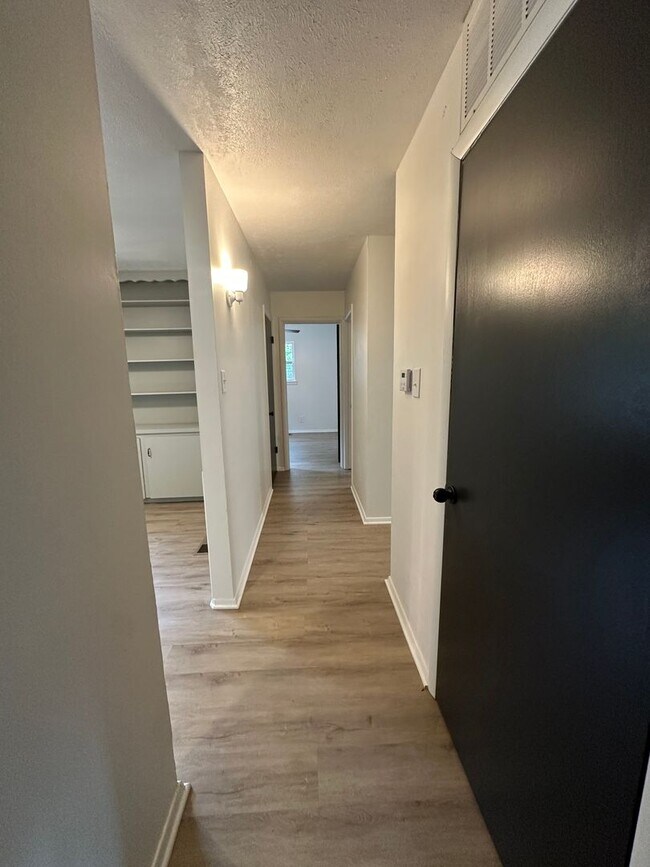 Building Photo - 6 Raleigh Cir