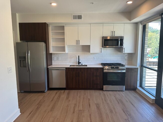 Building Photo - 615 W Peace St