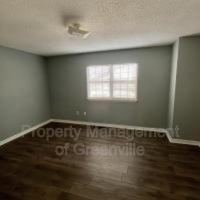Building Photo - 212 Cavalier Dr