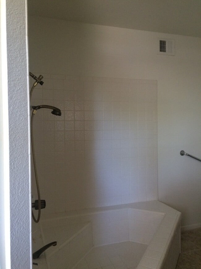 Building Photo - Beautiful 55+ Ahwatukee neighborhood spaci...