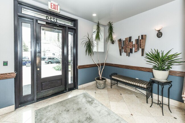 Building Photo - Luxury Two Bedroom near DuPont + Parking