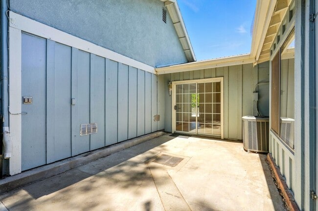 Building Photo - 8461 Valley Circle Blvd