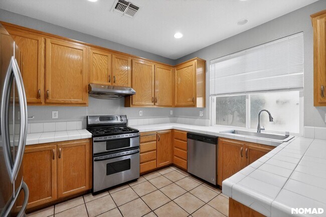 Building Photo - Spacious 5-Bedroom Home on Cul-de-Sac | Pets OK | Pool & Clubhouse | Long-Term Lease Preferred