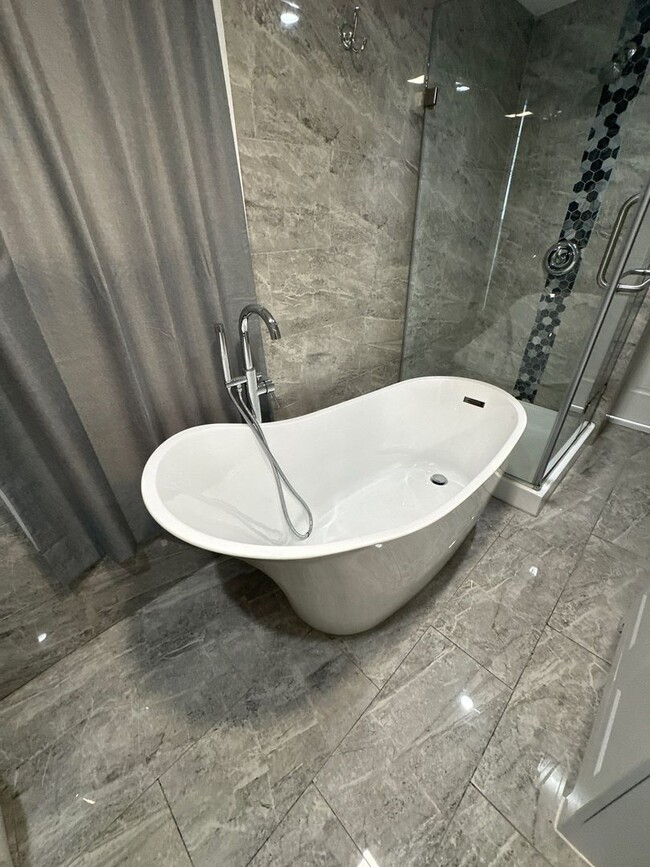 Building Photo - Charming 3 bedroom on Hamilton St