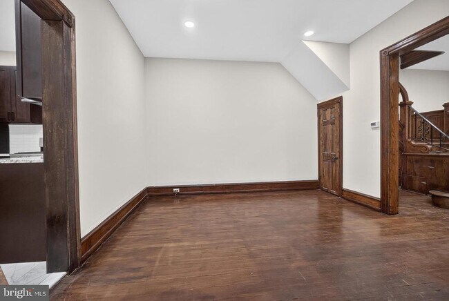 Building Photo - 5452 Catharine St