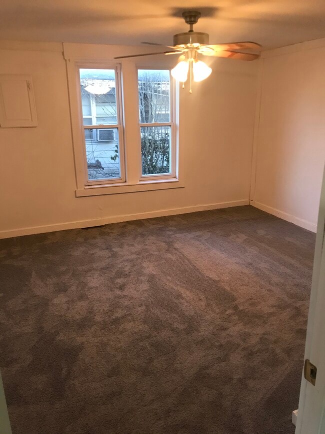 Building Photo - 408 W 9th St