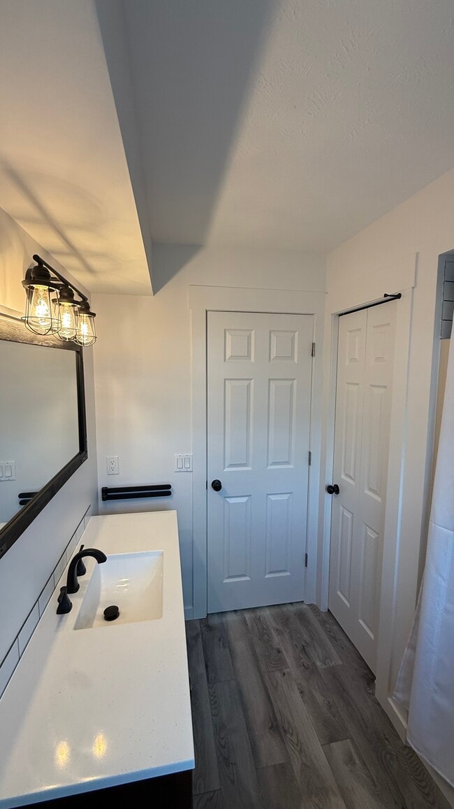 Building Photo - 2057 Eastcastle Dr SE