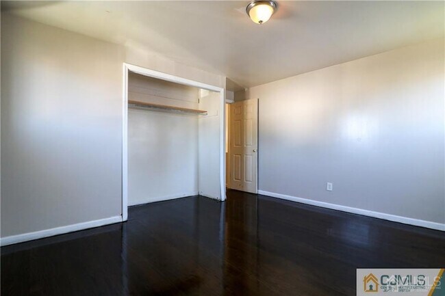 Building Photo - 33 Tennyson St