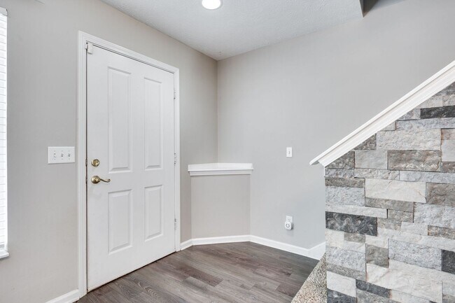 Building Photo - Renovated Townhome in Convenient Nashville Location