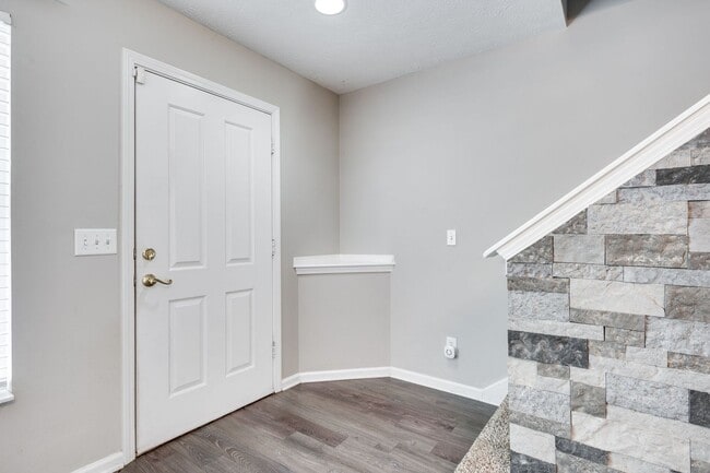 Building Photo - Renovated Townhome in Convenient Nashville...