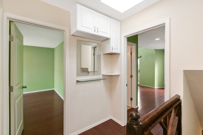 Building Photo - Woodlands South - La Jolla Townhome