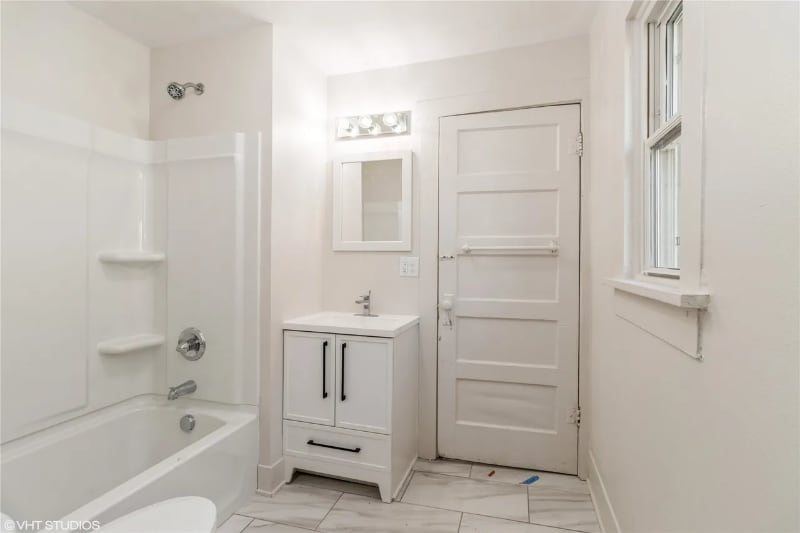 Primary Photo - 1921 Logan Ave