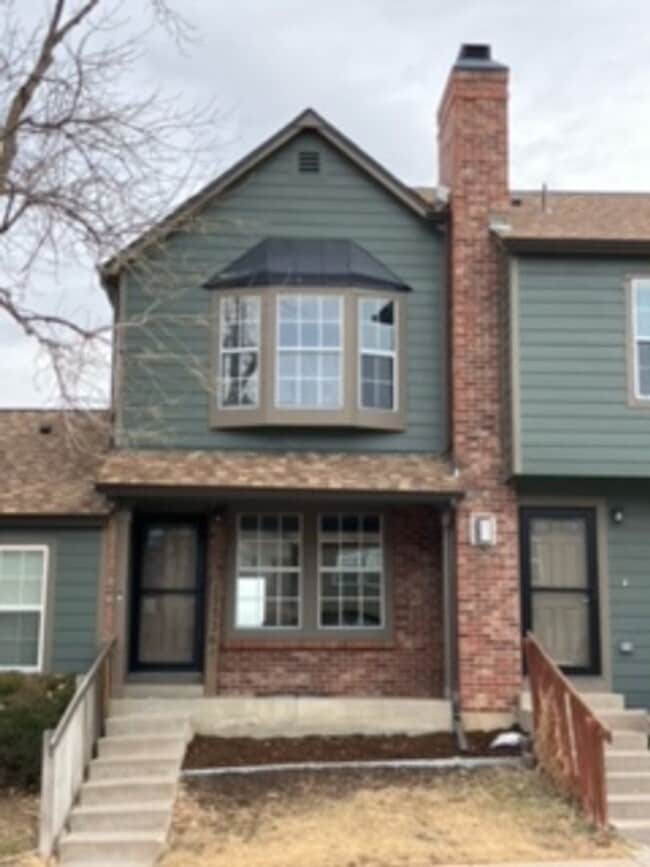 Building Photo - Like New Townhome in Great Aurora Community