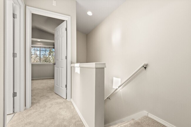 Building Photo - 2bd/1.5ba Seattle Townhouse