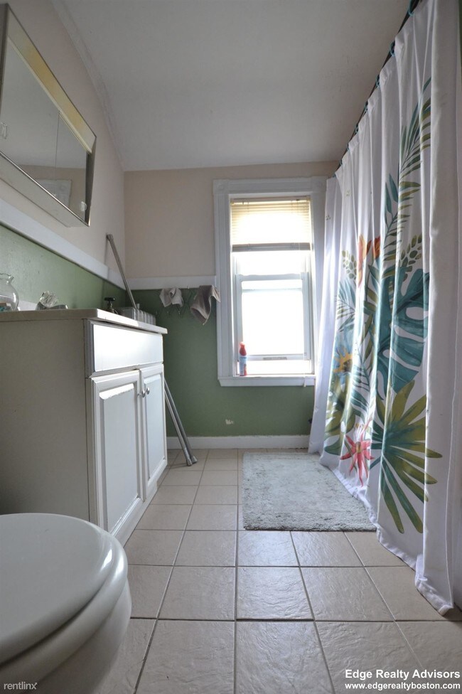 Building Photo - 4 br, 2 bath Apartment - 32 Gardena St # 1X