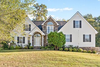 Building Photo - Pet Friendly Three Bedroom with Bonus!