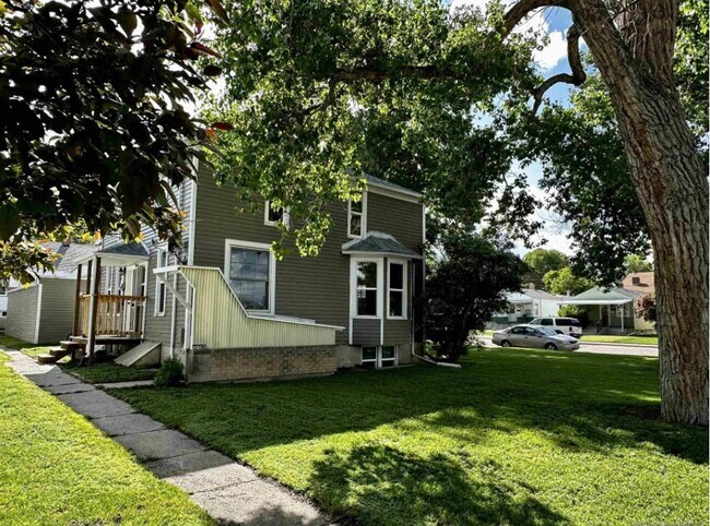 Building Photo - 2120 Russell Ave