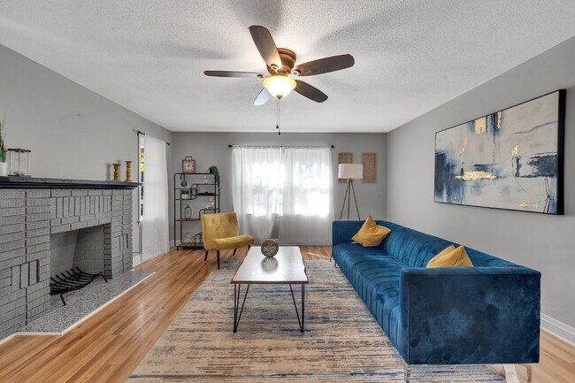 Building Photo - The Deese | $200/Week (First 4 Weeks Limited Promo!) Move-In Ready Room Rental - PRIVATE BATH – N...