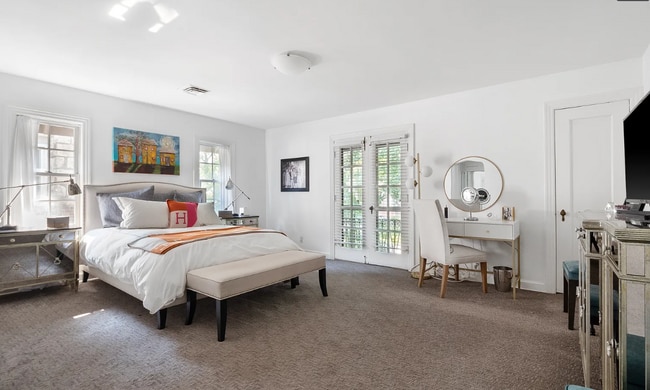 Building Photo - 1220 W 62nd St