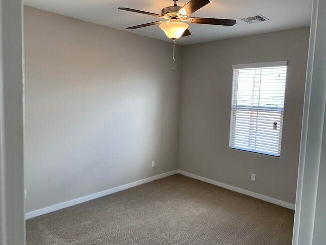 Building Photo - 715 N Sparrow Dr