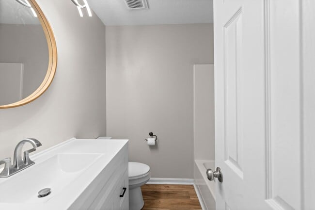 Building Photo - 1307 Farmingdale Dr