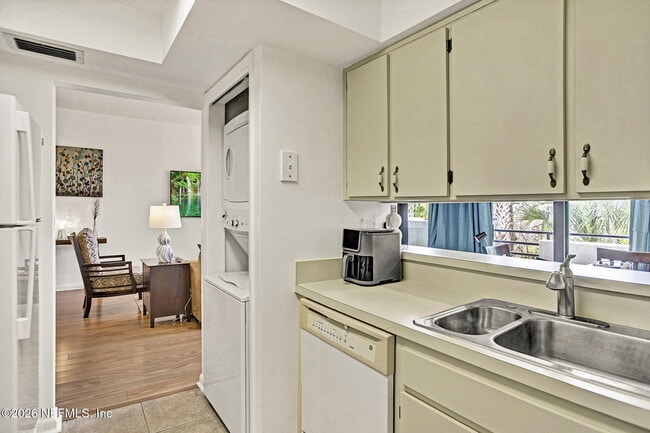 Building Photo - 743 Spinnakers Reach Dr