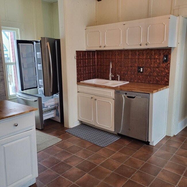 Building Photo - BEAUTIFUL 4 BEDROOM HOME NEAR DOWNTOWN CADILLAC