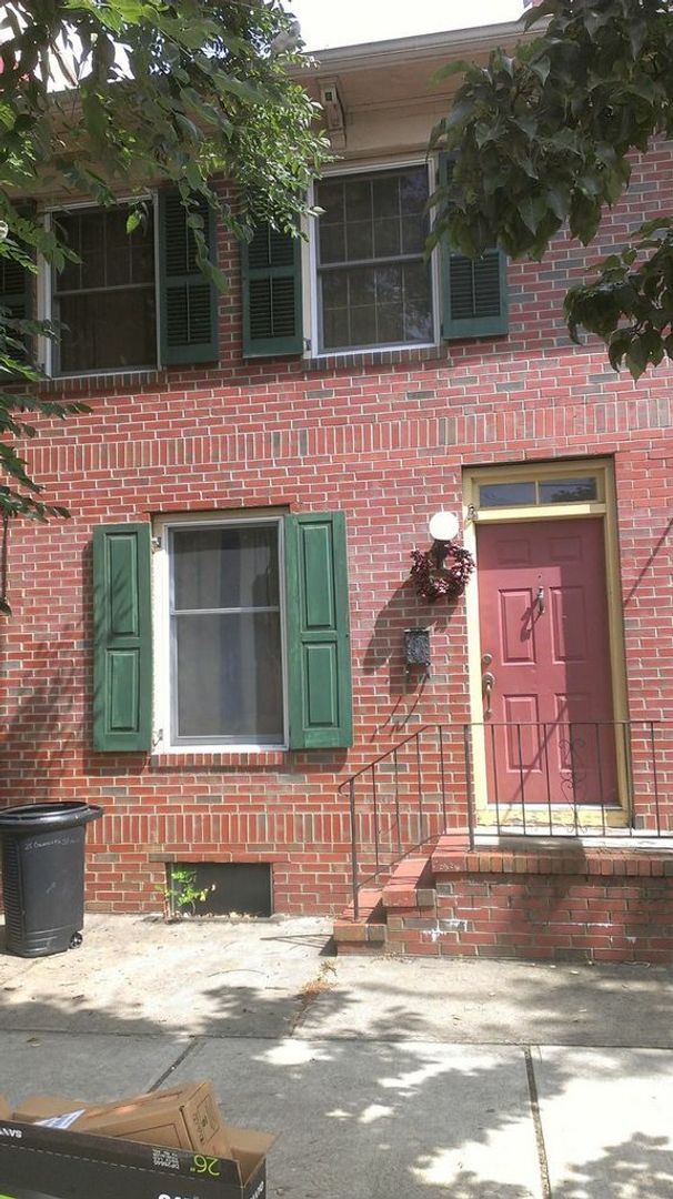 Primary Photo - 3 Bed 1.5 Bath Row House - Bordentown