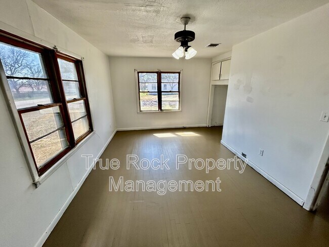 Building Photo - 300 E Main St