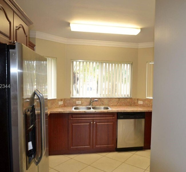 Building Photo - 16201 SW 141st Ave