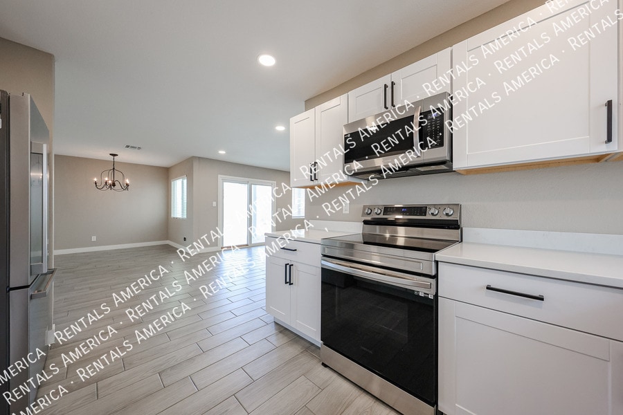 Building Photo - 2902 W Straford Dr