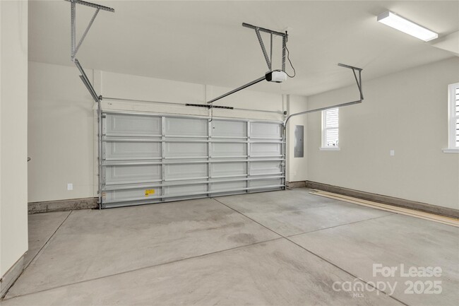 Building Photo - 5850 Strathmore Ct