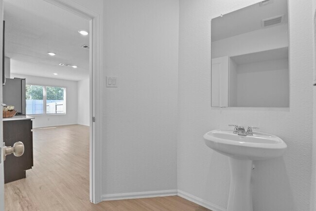 Building Photo - 18718 Clearwater Brk Dr