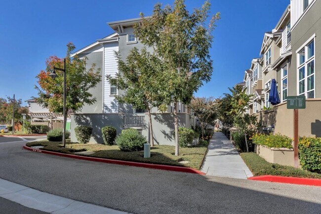 Building Photo - Exceptional 3 Bed 2.5 Bath Townhome in Mor...