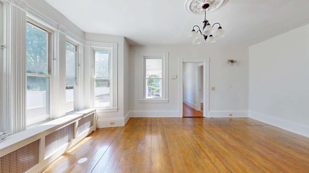 Building Photo - 10 Barrows St