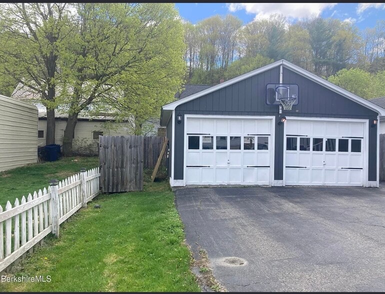 Building Photo - 3 Hayer St