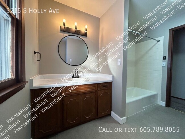 Building Photo - Updated 3 Bedroom 2 Bathroom!