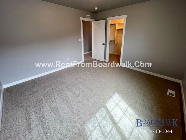Building Photo - Modern Town Home in Highland!