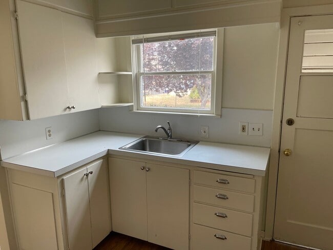 Building Photo - 3 Bedroom 1 Bath Home w/ 2 Car Garage