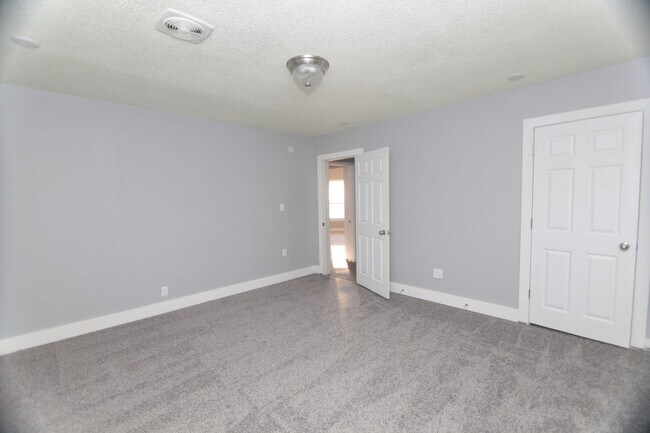 Building Photo - Spacious 4 Bed, 1.5 Bath Home with Central...