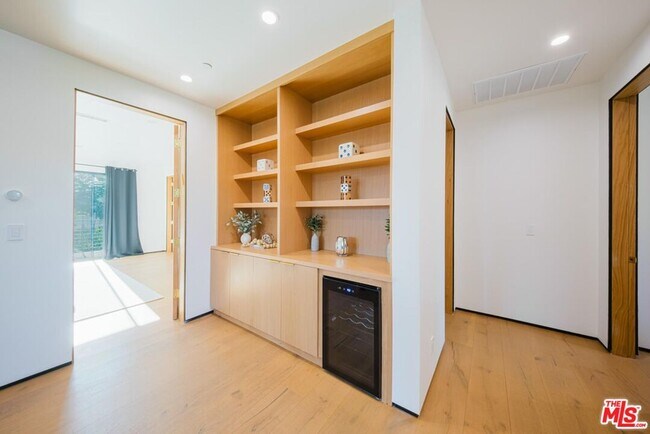 Building Photo - 5141 Varna Ave